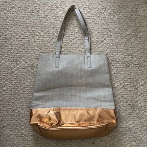 Chi tote bag with flat bottom so it easily stands.
